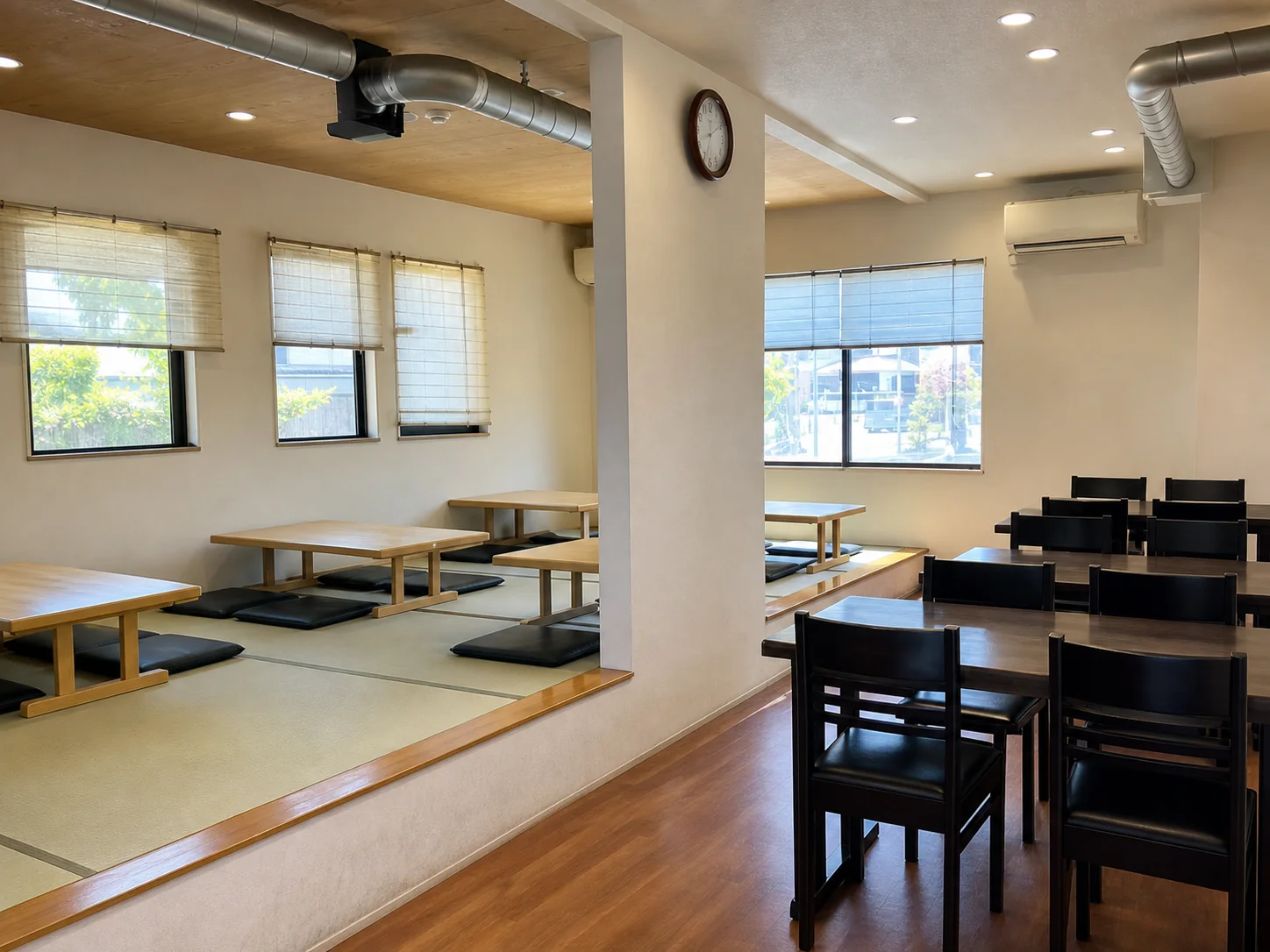 高砂食堂の座敷席とテーブル席。宴会や地域の集まりにも利用できます