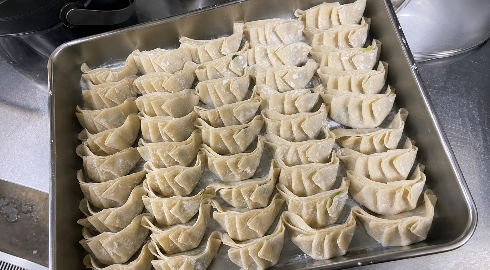 高砂食堂で一つずつ手包みしている餃子