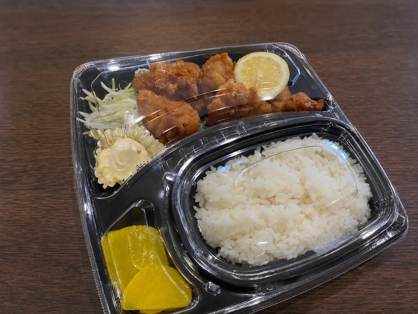 容器全体が見える高砂食堂の唐揚げ弁当