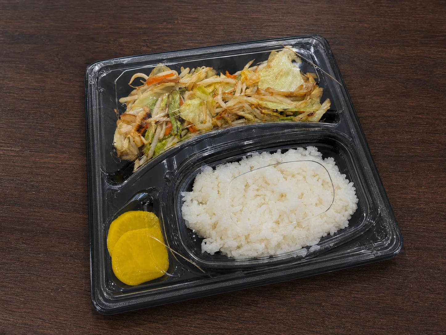 容器全体が見える高砂食堂の野菜炒め弁当
